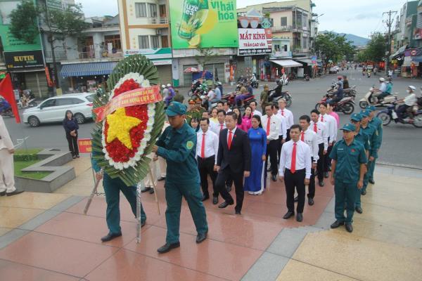 Dâng hương tại Nghĩa trang liệt sĩ Hòa Phát và Tượng đài Mẹ Dũng sĩ Thanh Khê