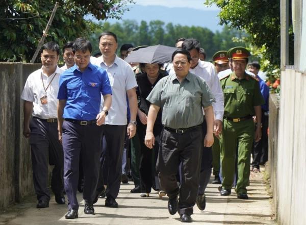 Thủ tướng Phạm Minh Chính tri ân liệt sĩ, các gia đình có công tại Quảng Trị