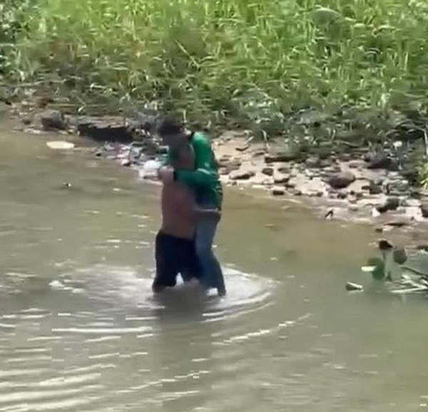 Người dân dũng cảm cứu thanh niên nhảy cầu