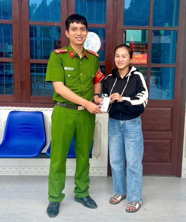 Nhặt được của rơi, hai học sinh đem nộp Công an xã