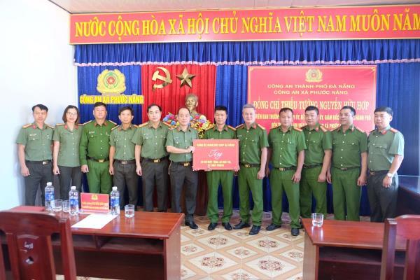 Đồng hành cùng Công an cơ sở và nhân dân vùng cao