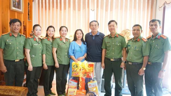 Lãnh đạo Công an TP Đà Nẵng thăm, tặng quà nguyên lãnh đạo Công an TP Đà Nẵng nhân kỷ niệm 80 năm ngày truyền thống CAND