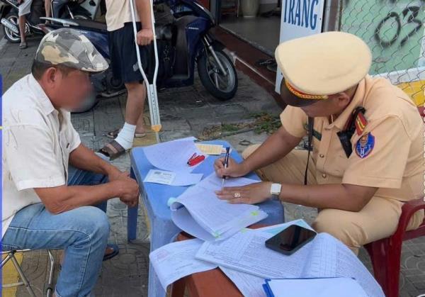 Cảnh sát giao thông CATP Đà Nẵng xử lý nhiều xe khách vi phạm TTATGT