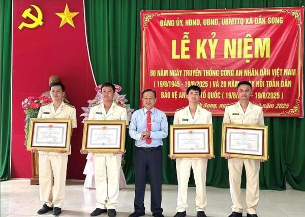 Công an xã Đắk Song tổ chức các hoạt động kỷ niệm 80 năm Ngày truyền thống Công an nhân dân