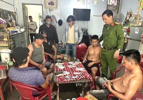 Công an phường Điện Bàn Đông đấu tranh trấn áp mạnh các loại tội phạm