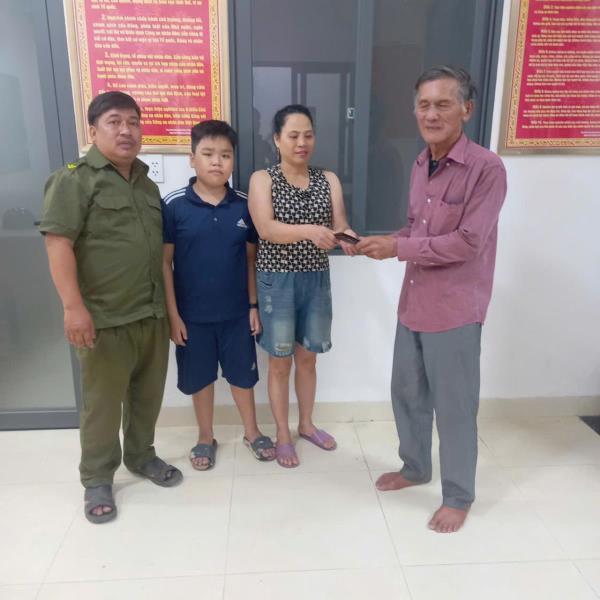 Nhặt được của rơi, cháu bé đem đến Công an xã giao nộp