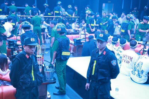 Đột kích quán bar bắt dân bay