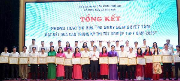 Nghệ An khen thưởng thành tích dẫn đầu cả nước về điểm bình quân thi Tốt nghiệp Trung học phổ thông năm 2025
