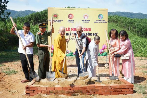 Khởi công xây dựng Ngôi nhà nghĩa tình đồng đội và tặng quà cho bà con khó khăn ở Trà Tân
