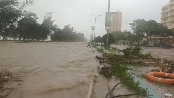 Cập nhật bão số 5 (Kajiki): Tâm bão ở Nam Nghệ An - Bắc Hà Tĩnh, vẫn giật cấp 12