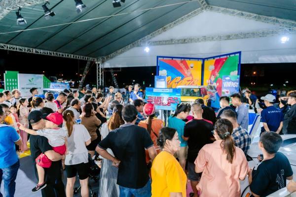 Siêu đại hội thu xăng đổi điện của VinFast nóng khắp 3 miền, người dân xếp hàng lên đời xe xanh