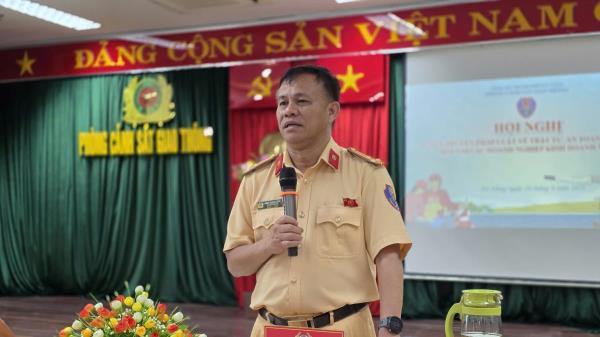 Phòng Cảnh sát giao thông đối thoại, tuyên truyền các quy định về TTATGT cho các doanh nghiệp kinh doanh vận tải