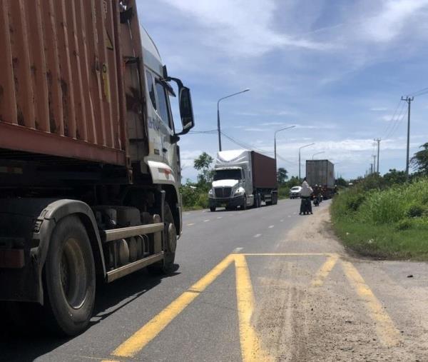 Oằn mình gánh xe quá tải