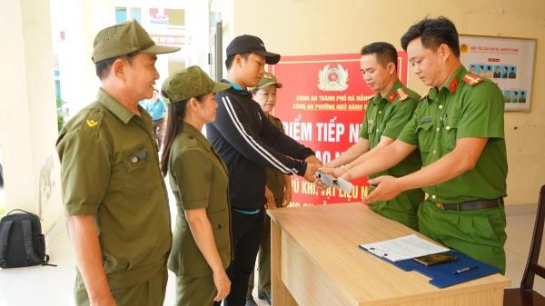 Người dân tự nguyện giao nộp nhiều vũ khí nguy hiểm trong ngày nghỉ cuối tuần