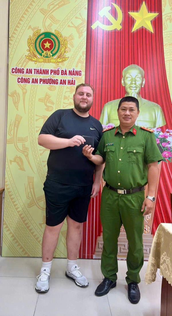 Mời anh James nhận lại ví