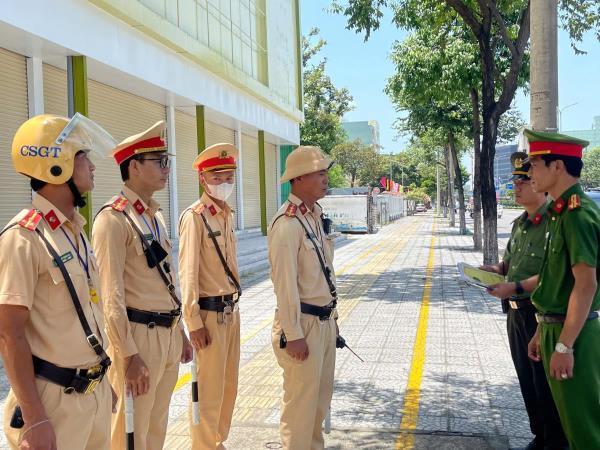 Phó giám đốc Công an TP Đà Nẵng Trần Minh Nguyên kiểm tra công tác tuần tra, kiểm soát của lực lượng CSGT