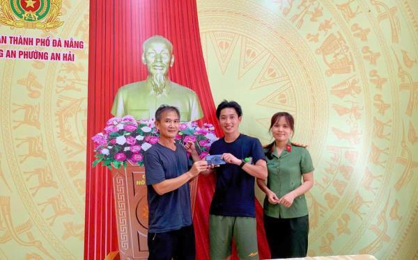 Nhiệt tình giúp du khách Nhật tìm lại điện thoại mất trên biển