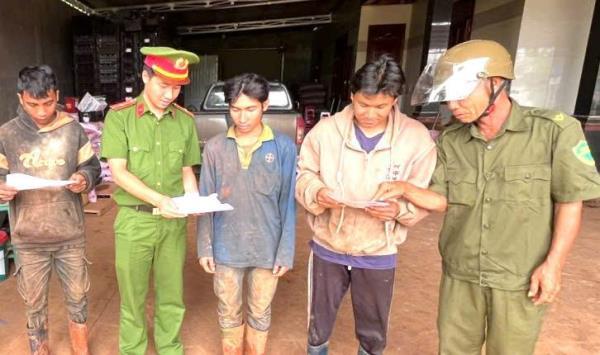 Công an xã Đắk Song phát tờ rơi tuyên truyền, cảnh báo thủ đoạn lừa đảo bằng hình thức bắt cóc online