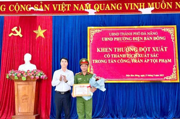 Khen thưởng đột xuất Công an phường Điện Bàn Đông trong công tác tấn công trấn áp tội phạm