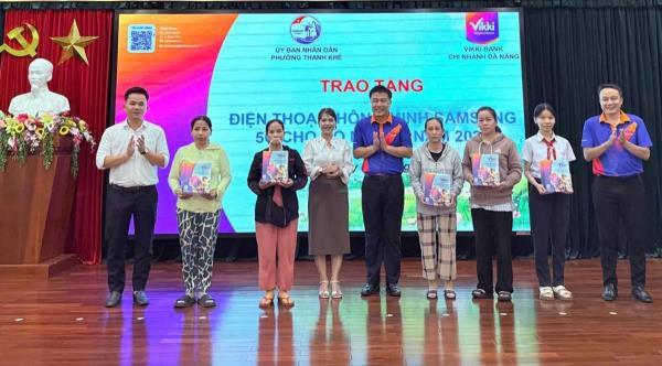 Trao tặng điện thoại thông minh cho hộ nghèo