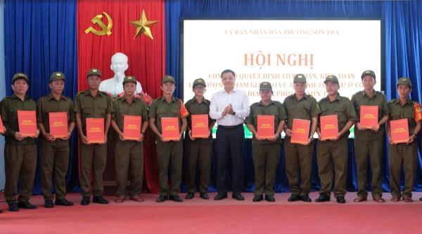 Công an phường Sơn Trà tiếp nhận nguyên trạng 61 Tổ bảo vệ an ninh trật tự sau sáp nhập