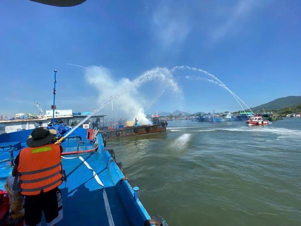 Nâng cao kỹ năng ứng phó sự cố cháy, nổ tàu thuyền tại Âu thuyền Thọ Quang
