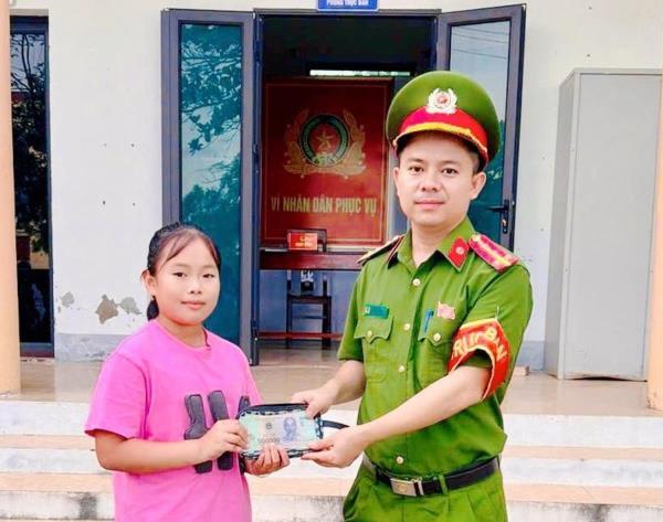 Học sinh lớp 5 giao trả 13,6 triệu đồng