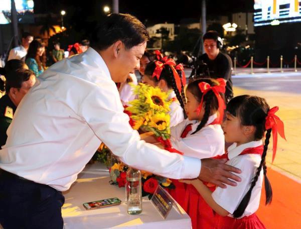 Chương trình nghệ thuật đặc biệt Khát vọng Đà Nẵng chào mừng thành công Đại hội Đảng bộ thành phố lần thứ I