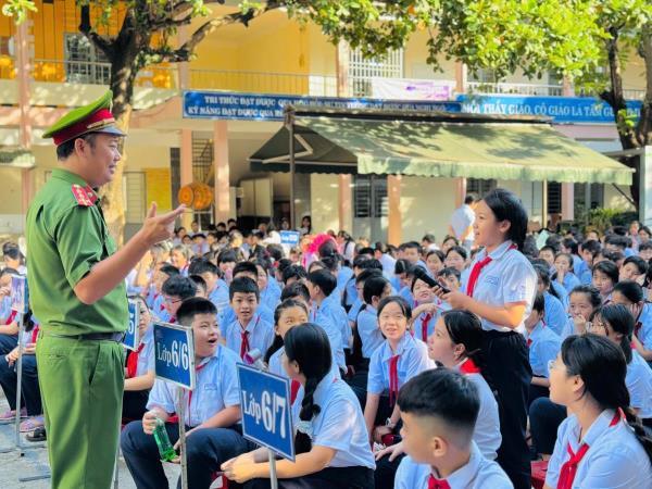 Gần 2.500 học sinh được tuyên truyền pháp luật và phòng chống tội phạm, tệ nạn xã hội
