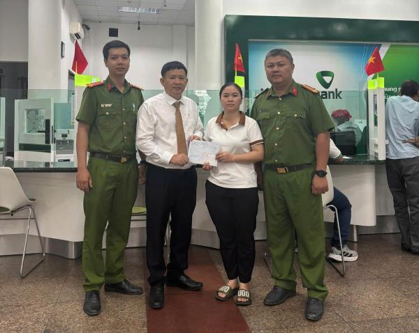 Nhận lại 250 triệu đồng chuyển nhầm, người dân viết thư cảm ơn Công an xã