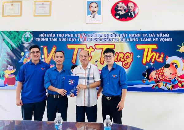 Tuổi trẻ EVNCPC mang Trung thu ấm áp đến Làng Hy Vọng