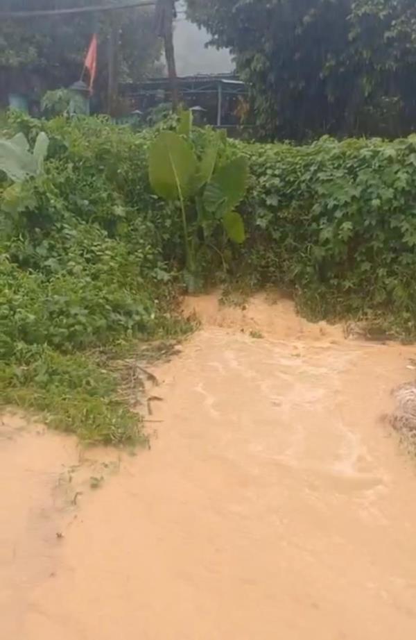 Nước từ cao tốc La Sơn - Túy Loan đổ xuống biến Trung tâm thôn Phò Nam thành sông