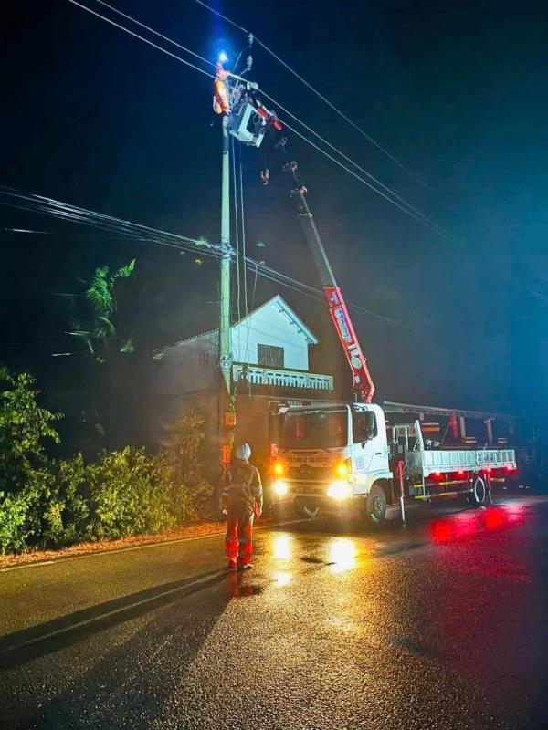 Cấp điện trở lại cho hơn 510.000 khách hàng miền Trung sau bão số 10