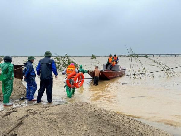Công an các địa phương thuộc Công an tỉnh Nghệ An cứu hộ cứu nạn kịp thời