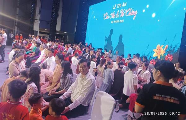 Xúc động Lễ Tri ân Cha Mẹ - Vợ Chồng 2025 tại Đà Nẵng