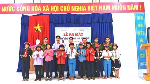 Công an xã A Vương ra mắt mô hình Cổng trường an toàn giao thông tại 5 trường học trên địa bàn xã