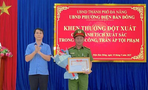 Khen thưởng đột xuất Công an phường Điện Bàn Đông