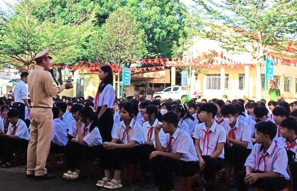 Công an xã Đắk Song phối hợp tuyên truyền Luật TTATGT cho gần 800 học sinh, giáo viên Trường THCS Nguyễn Trãi
