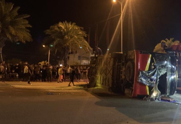 Xe tải tông vào xe khách, 13 người bị thương