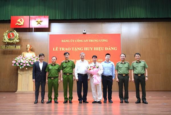 Chủ tịch nước dự Lễ trao Huy hiệu 45 năm tuổi Đảng tặng Thượng tướng Bùi Văn Nam