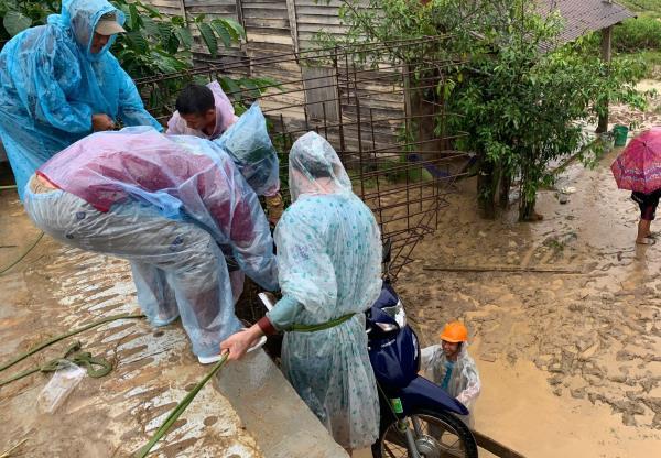 Đất đá sạt lở ầm ầm như thác, nhiều người tháo chạy thục mạng