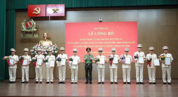 Bộ Công an công bố các Quyết định về tổ chức, cán bộ Công an tỉnh, thành phố