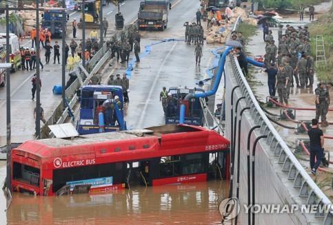 Mưa lũ gây thiệt hại nặng nề tại Hàn Quốc, Nhật Bản