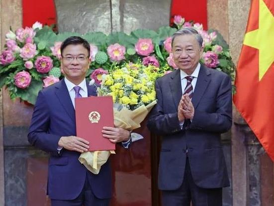 Chủ tịch nước Tô Lâm trao quyết định bổ nhiệm Phó Thủ tướng Chính phủ và Bộ trưởng Bộ Công an