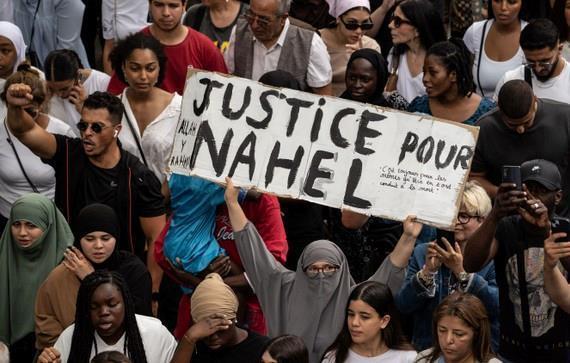 Pháp họp khẩn đối phó với biểu tình bạo loạn