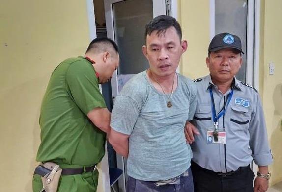 Me khách tắm biển