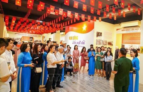 Gần 150 tài liệu hiện vật trong trưng bày chuyên đề Non sông liền một dải