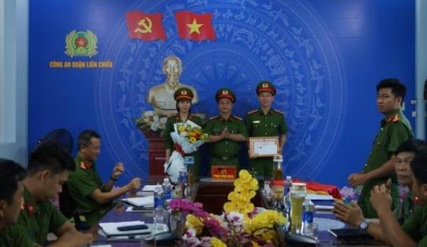 Khen thưởng Công an quận Liên Chiểu có thành tích xuất sắc về cấp căn cước công dân