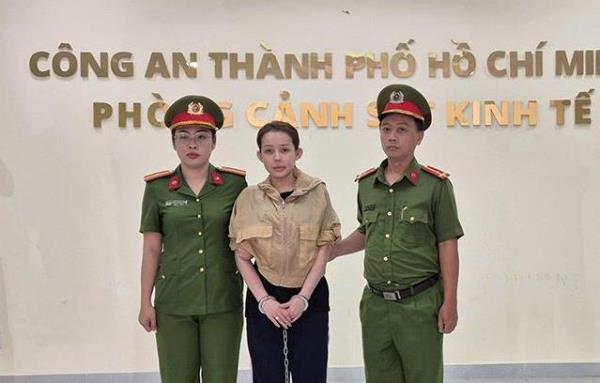 DJ Ngân 98 - Từ nữ hoàng thị phi đến chủ mưu sản xuất, buôn bán hàng giả