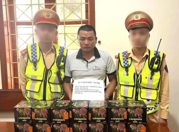 Xe khách chở pháo lậu